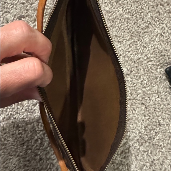 Classic Louis Vuitton Monogram Pochette - Picture 8 of 12